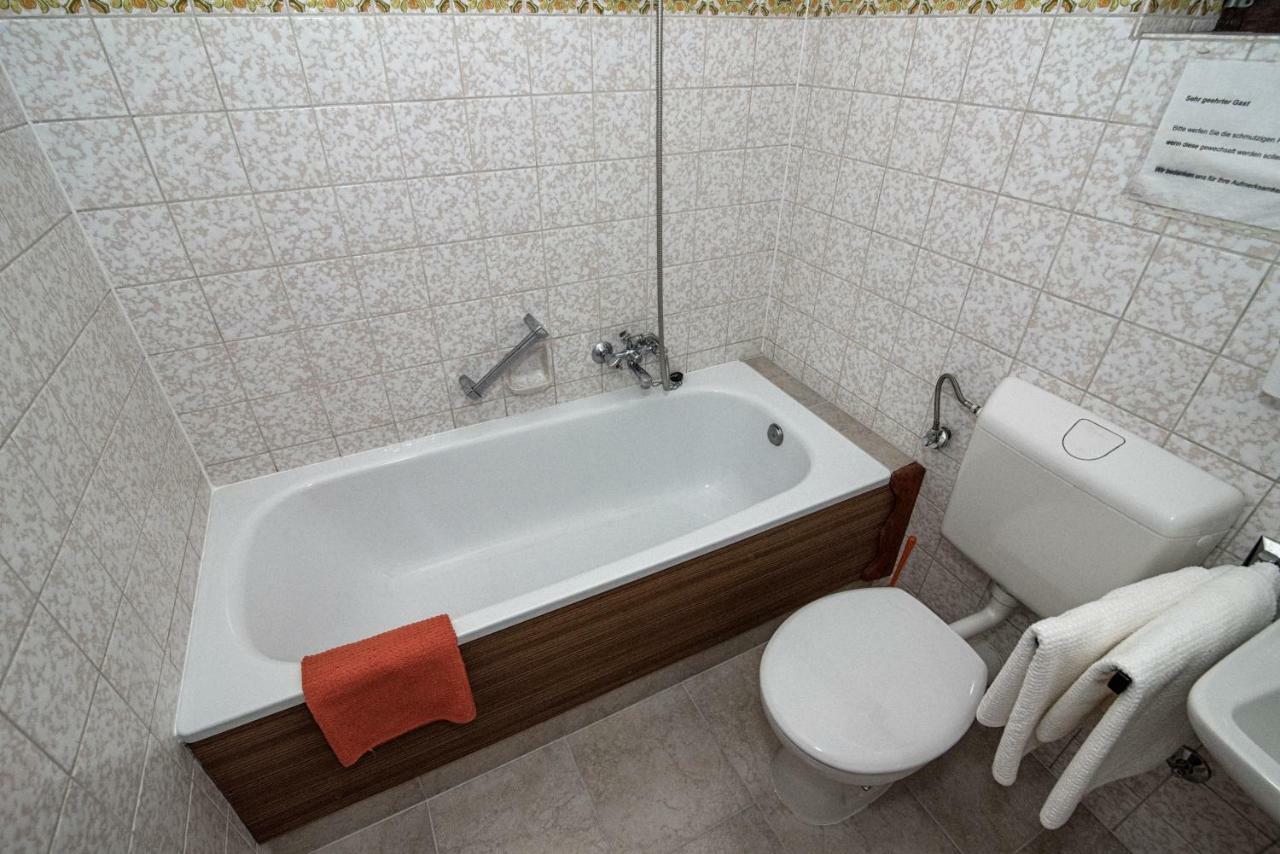 Hotel-Restaurant Johanniskreuz Trippstadt Екстер'єр фото