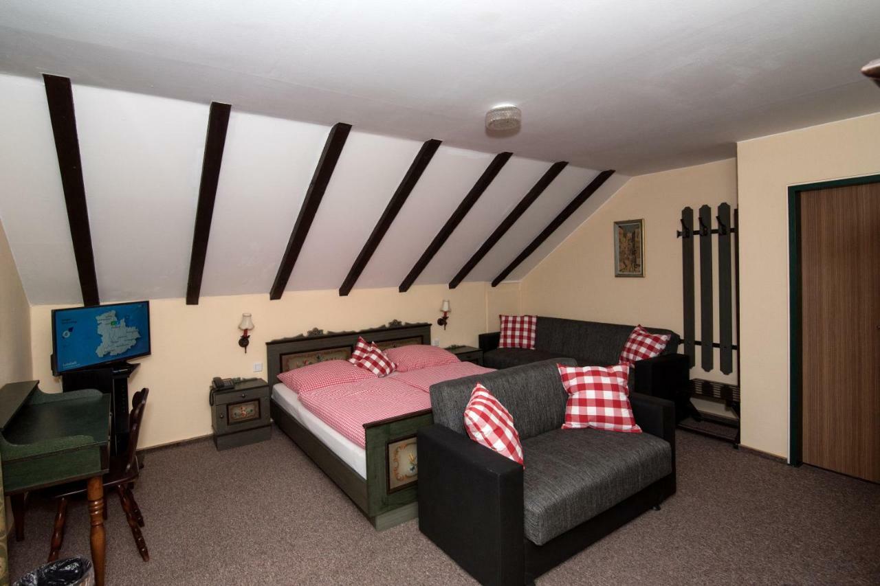 Hotel-Restaurant Johanniskreuz Trippstadt Екстер'єр фото